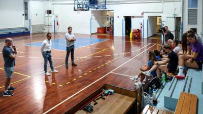 Na prvem treningu so igralke pozdravili predstavniki društev (TEDESCHI/FOTODAMJ@N)