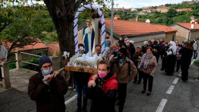 Kip Marije Zmagovalke so v procesiji prinesli v župnijsko cerkev sv. Jerneja v Mačkoljah (FOTODAMJ@N)