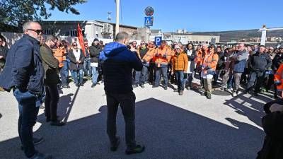 Skupščina delavcev pred tovarno Adriatronics pri Žavljah (FOTODAMJ@N)