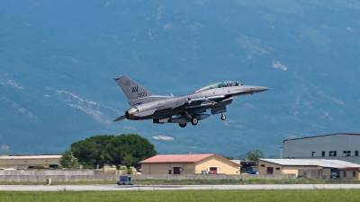 Eden od ameriških lovcev F-16 med vzletom z vojaškega letališča v Avianu (AVIANO AIR BASE)