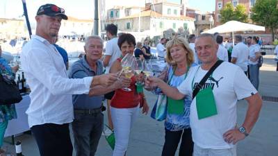 Vinarji s Krasa in Istre so gostom v kozarce točili rujno kapljico