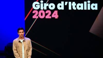 Letošnji zmagovalec dirke po Italiji Primož Roglič na predstavitvi Gira 2024 v Trentu (ANSA)