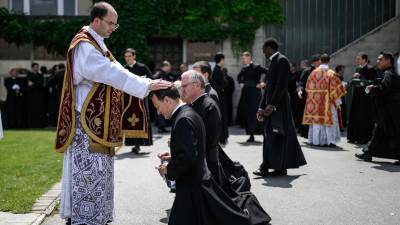 Ultrakonservativna bratovščina je v kraju Econe na jugozahodu Švice posvetila dva škofa iz Francije, enega iz ZDA in enega iz Švice