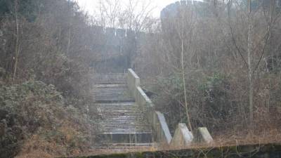 Zaraščeni temelji grajske vzpenjače (BUMBACA)