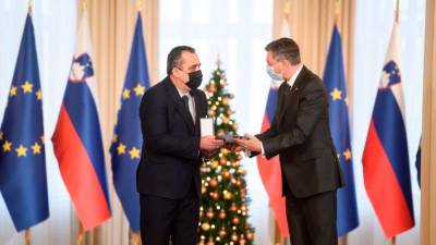 Predsednik SDGZ Robert Frandolič je iz rok predsednika Republike Slovenije Boruta Pahorja prejel medaljo za zasluge (NEBOJŠA TEJIĆ/STA)