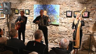 Denis Novato je zaigral s kitaristom Walterjem Betom in basistko Barbaro Jehart