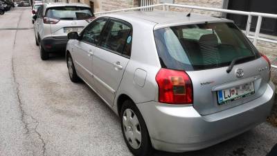 Zakonsko določilo o prepovedi vožnje vozil s tujo registracijo za osebe, ki imajo več kot 60 dni stalno bivališče v Italiji, je po mnenju sodišča Evropske unije nelegitimno (ARHIV)