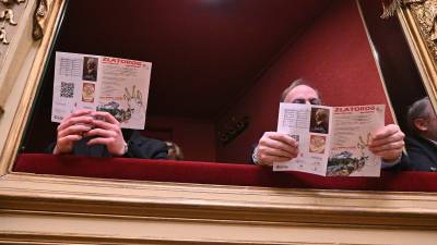 Gledalca opere Zlatorog v tržaškem opernem gledališču Verdi (FOTODAMJ@N)