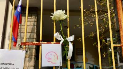 Bela vrtnica na vratih slovenske osnovne šole Albina Bubniča v Miljah, ki jo je obiskoval pokojni devetletnik