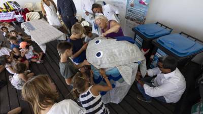 Otroci so zabojnike za plastične odpadke preoblekli v ribe (FOTODAMJ@N)