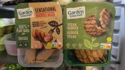 Veganska klobasa in hamburger: v Italiji potrošniki vse pogosteje kupujejo rastlinske izdelke (ANSA)