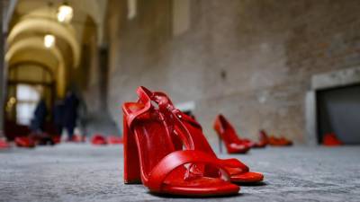 Rdeči čevlji so eden od mednarodnih simbolov kampanj proti nasilju nad ženskami