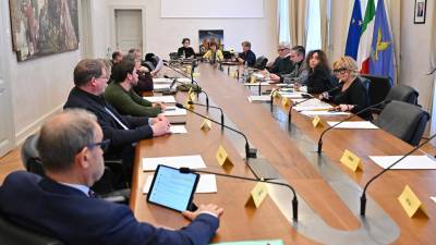 Novi osnutek o spremembi sestave Deželne šolske komisije se je pojavil na mizi v teku seje paritetnega odbora