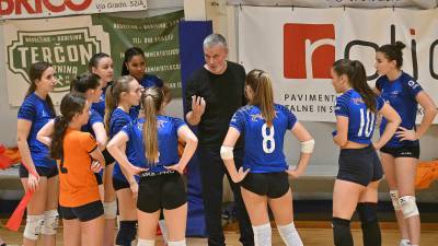 Odbojkarice Zaleta U18 med minuto odmora (FOTODAMJ@N)