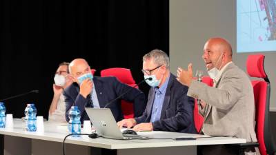 Arhitekt Andrea Kipar tretji z leve proti desni na današnji delavnici (FOTODAMJ@N)