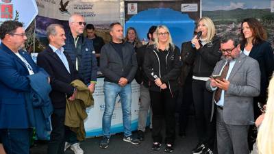 Ob prisotnosti županov (z leve) Aleksandra Corettija, Igorja Gabrovca, Monice Hrovatin in Tanje Kosmina so v naselju Barcolana danes uradno odprli stojnico, v kateri domujejo štiri slovenske občine in Kraški vodovod (FOTODAMJ@N)