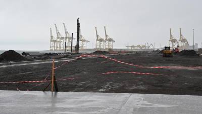 Kjer je nekoč stal plavž škedenjske železarne, bodo postavili tračnice nove tovorne postaje, ki bo služila osmemu pomolu (FOTODAMJ@N)