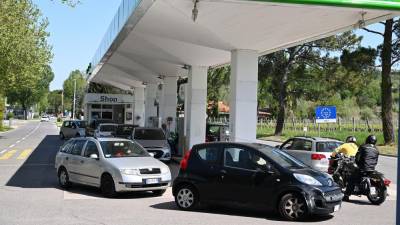 Od jutri bo za bencin in dizelsko gorivo v Sloveniji izven avtocest treba odšteti več kot 10 centov manj