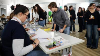 Študenti in študentke medicine Univerze v Trstu pred začetkom izpitov (TEDESCHI/FOTODAMJ@N)