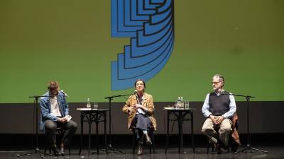 Za grafično podobo festivala so značilne velike vejice, na sliki arhivski posnetek prireditve z Dario Bignardi