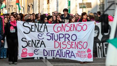 Shod ob mednarodnem dnevu žensk, ki ga je včeraj priredilo feministično združenje Non una di meno (LUCA TEDESCHI/FOTODAMJ@N)
