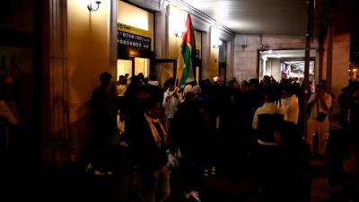 Sinočnji shod za Gazo pred tržaško železniško postajo (LUCA TEDESCHI/FOTODAMJ@N)