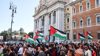 Palestinske zastave na sobotnem shodu v Rimu (Ansa)