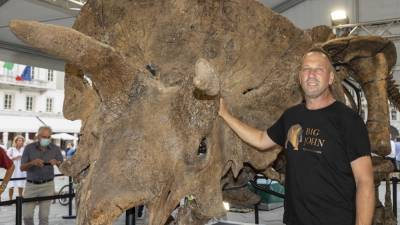 Tomaž Starc v družbi orjaškega triceratopsa Big Johna