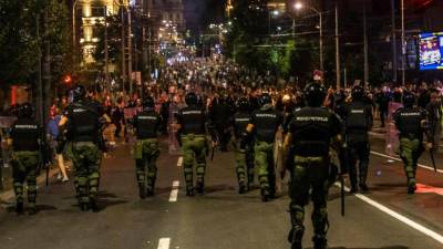 Protestniki so se v nedeljo med drugim zbrali v Novem Sadu in Nišu, med izgredi je bilo poškodovanih več deset oseb