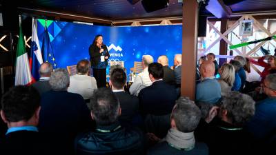 Državna sekretarka na Uradu Vlade Republike Slovenije za Slovence v zamejstvu in po svetu Vesna Humar na današnji konferenci v Cortini d’Ampezzo (USZS)