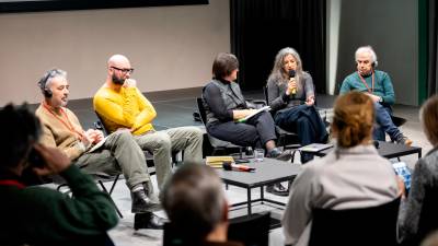 Okrogla miza je potekala dvojezično, vodila jo je Klavdija Figelj (GO!2025)