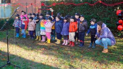 Ob obletnici otroci vrtcu zapeli himno