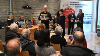 Koledar je uredil Boris Pangerc, ob njem botra Marisa Cepach