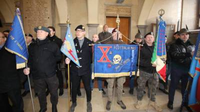 Prapori fašističnega odreda X Mas v veži goriške občine (BUMBACA)