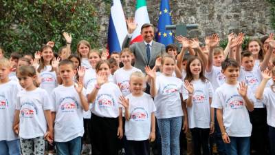 Predsednik Borut Pahor s sovodenjskimi osnovnošolci (BUMBACA)