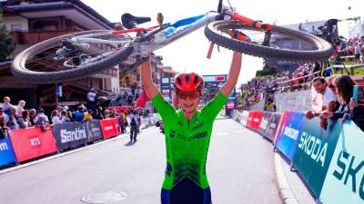 Veselje Maruše Tereze Šerkezi po osvojitvi svetovnega naslova v olimpijskem krosu med mladinkami (UCI MOUNTAIN BIKE/FACEBOOK)