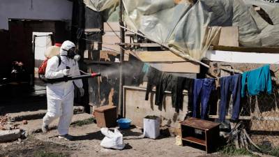 Dezinfekcija v romskem naselju Plemetina na Kosovu (ANSA)