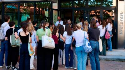 Maturantke in maturanti včeraj zjutraj pred licejem Franceta Prešerna (FOTODAMJ@N)