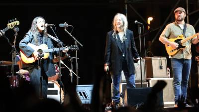 Elisa skupaj s Patti Smith pri Rdeči hiši oktobra 2023 (ARHIV)
