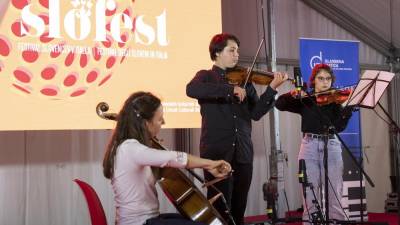 Gojenci glasbene matice in profesorica Ambra Cossutta na violončelu