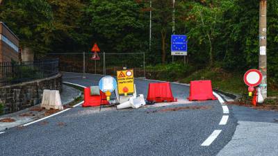 Zapora pri Prebenegu na začetku ceste za Socerb tam stoji že od marca letos