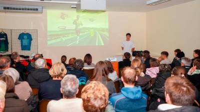 Nicolas Piva je o svojem triatlonskem podvigu spregovoril pred polno dvorano (TIBALDI)