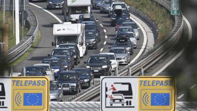 Kolona avtomobilov pri Moščenicah na arhivskem posnetku