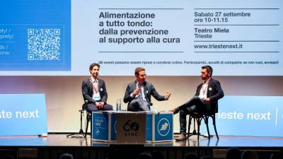 V gledališču Miela sta v sklopu znanstvenega festivala Trieste Next nastopila onkologa Mattia Garutti in Claudio Vernieri (prvi in drugi z leve) (LUCA TEDESCHI/FOTODAMJ@N)