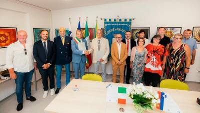 Predstavniki občin Ankaran in Ankarano v ankaranski mestni hiši ob podpisu sporazuma o pobratenju (OBČINA ANKARAN)