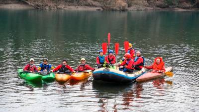 Novoletnega spusta po Soči se je udeležilo pet kajakov in en raft (TIBALDI)