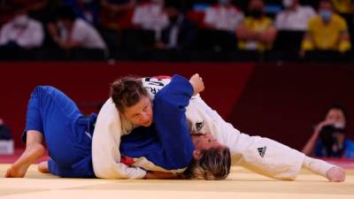 Tina Trstenjak (v belem) v polfinalu z italijansko judoistko Mario Centacchio (ANSA)