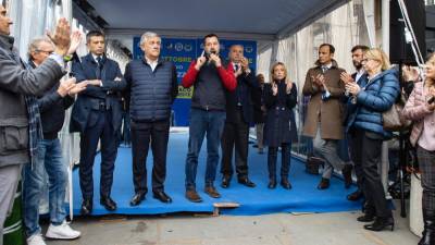 Pri mikrofonu Salvini, okrog njega Dipiazza, Meloni, Tajani in Lupi
