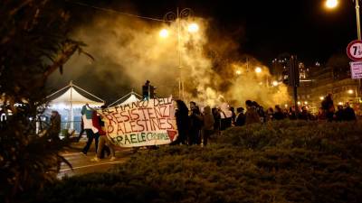 Protestniki na tržaškem nabrežju (TEDESCHI/FOTODAMJ@N)