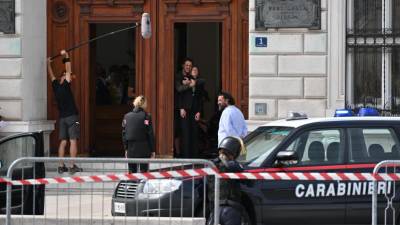 Ropar je grozil na vratih palače deželne vlade